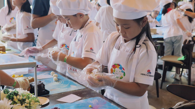 为期三天的营养探索夏令营，学生们还会通过特色美食制作、创意水果艺术贴画等