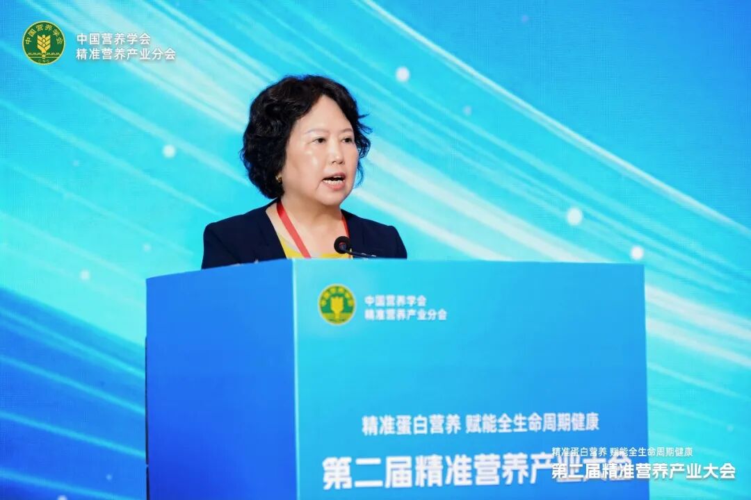  中国营养学会理事长杨月欣在大会上致辞